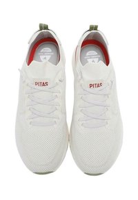 Scarpe da atletica bianche in mesh con una parte superiore testurizzata, dotate di una soletta rossa e del logo "PITAS" sul lato, con accenti verdi sul tallone.