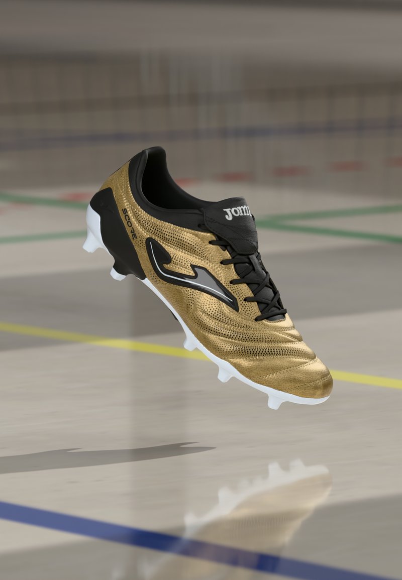 Scarpini da calcio oro e neri con una parte superiore testurizzata e tacchetti bianchi, che mostrano un design elegante con un logo sul lato e lacci davanti.