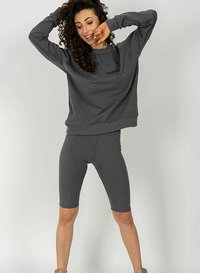 Szary sweatshirt z bawełny z dodatkiem materiałów syntetycznych, z prążkowanymi mankietami, w zestawie z szarymi prążkowanymi krótkimi spodniami rowerowymi, o luźnym kroju i subtelnym logo.