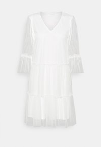 Robe blanche avec un col en V, des manches trois-quarts en voile transparent, un design superposé, et un ourlet en tulle à volants avec des accents froncés.