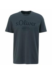 Ciemnoszary, krótki rękaw, t-shirt z okrągłym dekoltem z napisem „s.Oliver Elevated Essentials Since 1969” nadrukowanym czarnym kolorem na piersi.