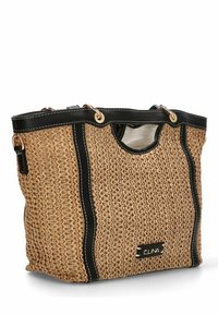 Bolso de tote de paja trenzada con acentos de cuero negro, que presenta una forma estructurada, dobles asas superiores y una etiqueta de logo prominente en la parte frontal.