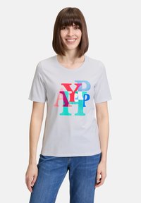 Lichtgrijze T-shirt met opvallende, multikleurige letters (A, Y, P, H) in verschillende texturen, met korte mouwen en een ronde hals.