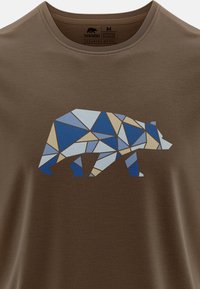 Braunes Baumwoll-T-Shirt mit einem geometrischen Bärendesign in Blau-, Hellblau- und Beigetönen, mit kurzen Ärmeln und rundem Hals.