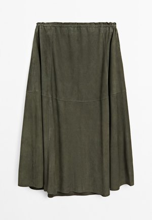 Jupe longueur genoux de couleur vert olive, fabriquée en tissu doux et texturé avec une taille élastique et des détails de coutures en panneaux.