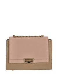 Schoudertas met klep, met een roze leren voorkant en een beige leren bodem. Voorzien van een gouden kettingband en een rechthoekige sluiting. Soepele textuur.