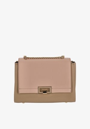 Geantă de umăr cu clapetă, cu partea frontală din piele roz și bază din piele bej. Dispune de un lanț auriu pentru curea și un detaliu cu închizătoare rectangulară. Textură netedă.
