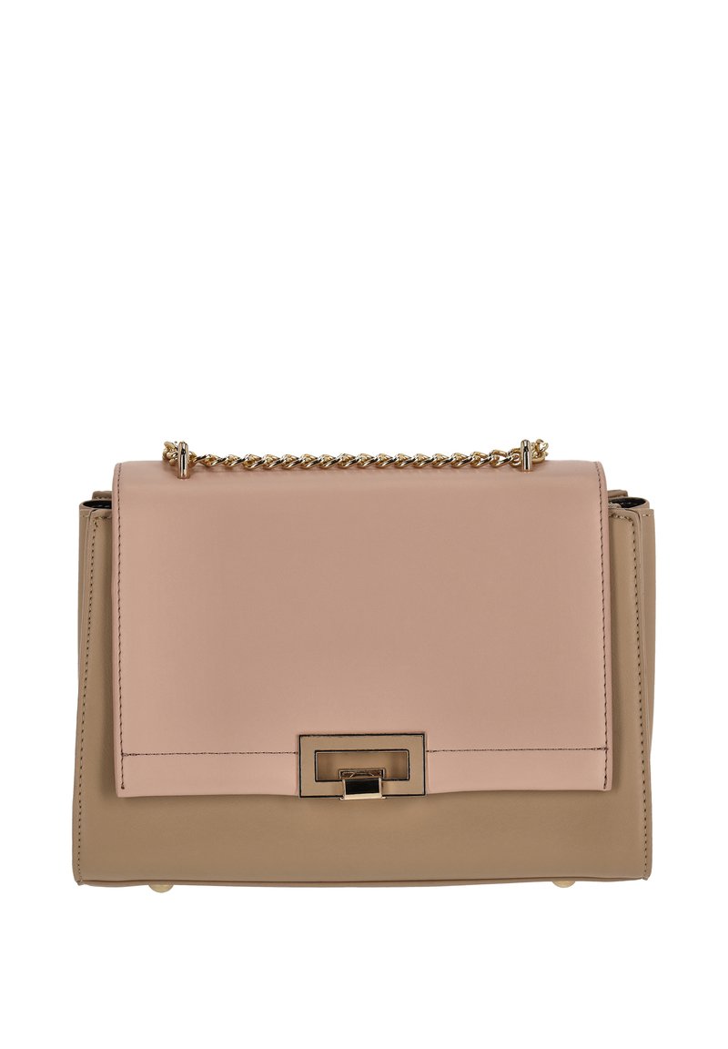 Schoudertas met klep, met een roze leren voorkant en een beige leren bodem. Voorzien van een gouden kettingband en een rechthoekige sluiting. Soepele textuur.