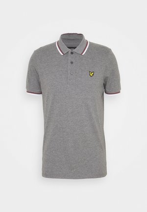 Szara koszulka polo z krótkim rękawem, z białą i bordową lamówką na kołnierzyku i rękawach, trzema guzikami oraz małym żółtym logo ptaka na piersi.