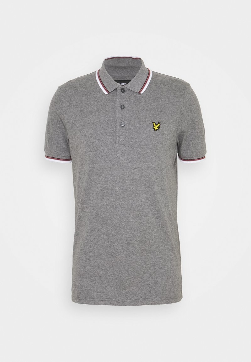 Polo gris à manches courtes avec bordure blanche et bordeaux sur le col et les manches, trois boutons et un petit logo d’oiseau jaune sur la poitrine.