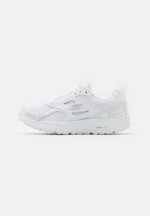 Biały sportowy sneaker z panelami z siateczki i materiałów syntetycznych, zapięcie na sznurowadła, amortyzowana podeszwa oznaczona "Ultra Light", widoczny z boku.