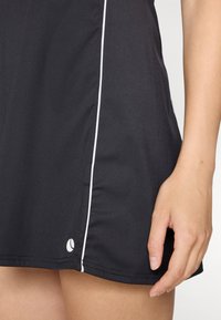 Vestido atlético preto com piping branco lateral, feito de tecido elástico. Apresenta um logótipo próximo à bainha, textura suave e design ajustado.