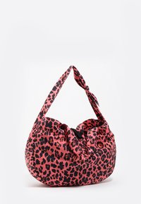 Torba na ramię z czerwono-czarnym wzorem w cętki lamparta, z wiązanym paskiem i marszczonym górnym zamknięciem.