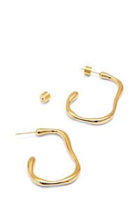 Goldfarbene Metallohrringe in Form von Hoop-Ohrsteckern mit einem wellenförmigen Design; sie beinhalten einen zylindrischen Stecker und eine Stiftsicherung für einen sicheren Halt.