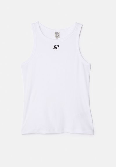 Balta kokvilnas bez piedurknēm ar apaļu kakla izgriezumu un vidēja platuma siksnām. Iekļauj nelielu melnu logotipu krūšu daļā. Gluda tekstūra.