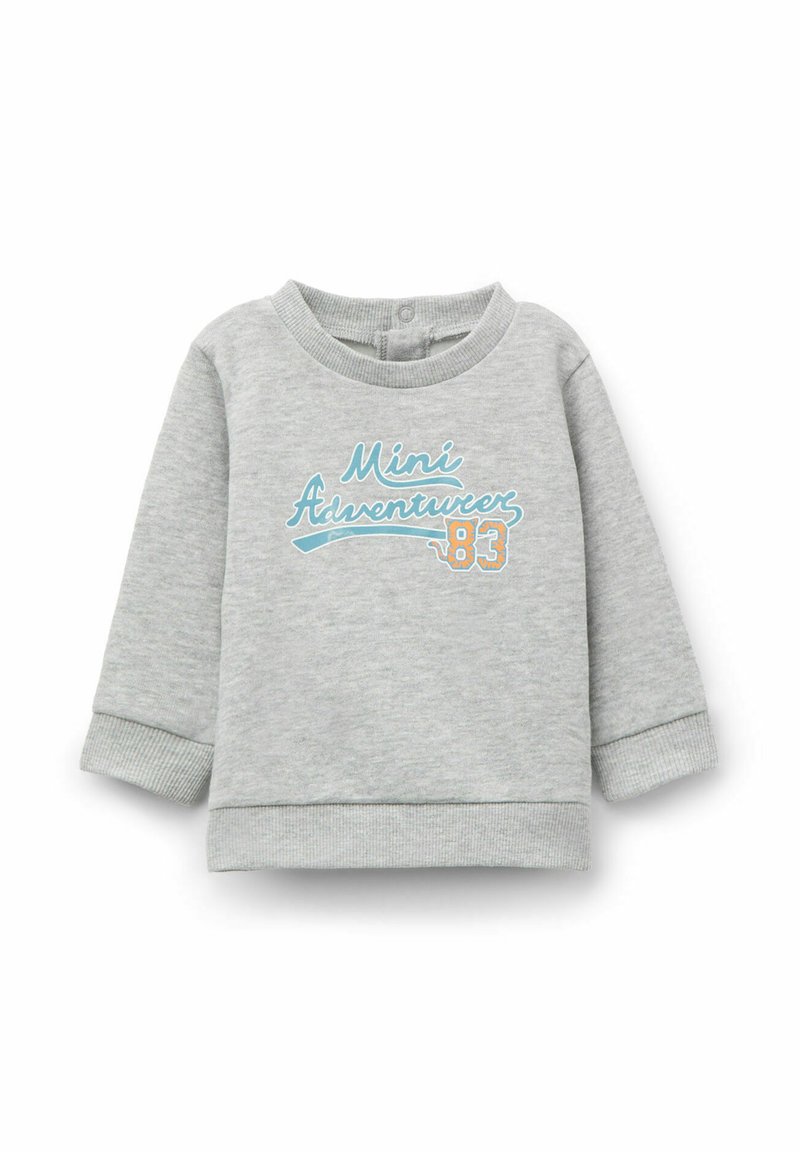 Felpa grigia in morbido tessuto, con maniche lunghe, polsini a coste e un design stampato con "Mini Adventurers 83" in blu e arancione.