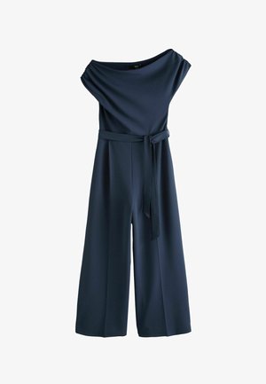 Granatowy kombinezon z szerokimi nogawkami, dekoltem odsłaniającym ramiona, marszczonymi krótkimi rękawami oraz dopasowanym paskiem z tkaniny związanym w talii.