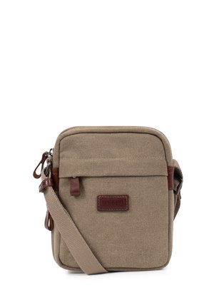 Petit sac bandoulière en toile beige compacte avec une sangle ajustable, une poche avant zippée et un écusson en cuir marron marqué "FAGOLA."