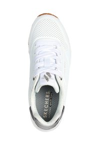 Sneaker bianco con design perforato, lacci piatti e soletta testurizzata. Presenta un accento grigio e nero sul tallone. Imbottitura in schiuma di memoria.