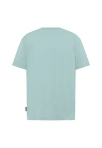 Helles blaues Baumwoll-T-Shirt mit klassischem Rundhalsausschnitt, kurzen Ärmeln und einem Etikett an der unteren linken Seite. Glatte Textur mit lässigem Schnitt.