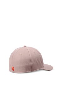 Gorra de béisbol ajustada de color rosa claro con un pequeño logo circular rojo en el lateral, mostrada sobre un fondo blanco.