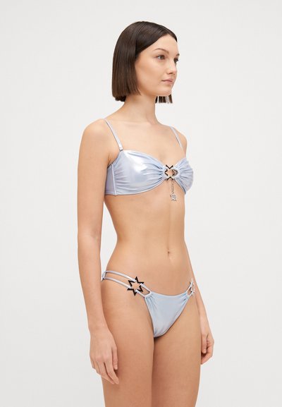 Gaiši zils bikini komplekts, kurā ietilpst ruched krūšturis ar zvaigznes formas akcentu un atbilstošas bikini bikses ar izgriezumiem un zvaigzņu detaļām.