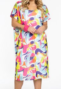 Kaftan multicolore avec des motifs floraux abstraits en rose, bleu, jaune et violet. Léger, coupe ample, avec des manches courtes et un col rond.