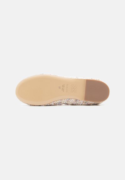 Chaussure en tissu tissé avec une tige texturée en fils multicolores, semelle en caoutchouc beige et logo de la marque embossé sur la semelle intérieure.