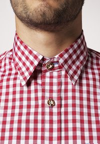 Rood-wit geruit overhemd met een klassieke kraag, knoopsluiting met decoratieve knopen en een gestructureerde katoenen stof.