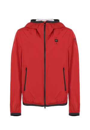 Giacca leggera rossa con cappuccio, chiusura a zip, due tasche laterali e dettagli neri sulle zip e sui polsini; tessuto liscio e resistente all'acqua.