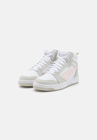 Des baskets montantes avec une tige en cuir blanc, des accents gris et une rayure rose. Zone de réduction perforée, lacets blancs plats et col rembourré.