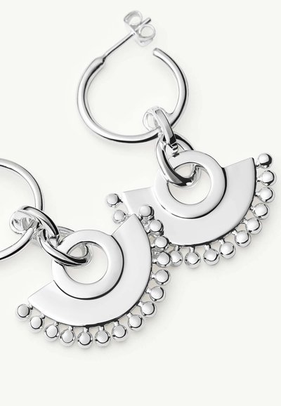 Ασημένια σκουλαρίκια κρίκοι με κυκλικά και ημικυκλικά μοτίφ, διακοσμημένα με μικρές στρογγυλές χάντρες κατά μήκος του κάτω άκρου.