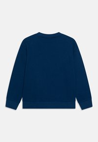 Sudadera de cuello redondo en color azul marino, hecha de un tejido suave, con cuellos, puños y dobladillo acanalados. Textura suave sin patrones visibles.