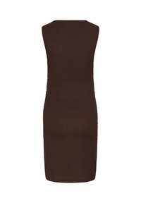 Robe en maille marron foncé, sans manches, longueur genou, cintrée, avec un col montant et un ourlet droit.