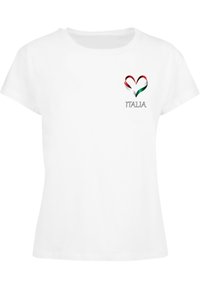 Hvid bomulds T-shirt med et hjerte design i rød, grøn og hvid samt teksten "ITALIA" i grå nær den venstre skulder.
