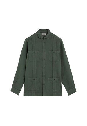 Chaqueta camisa de manga larga de color verde oscuro con cuatro bolsillos delanteros con botones y cuello abotonado.