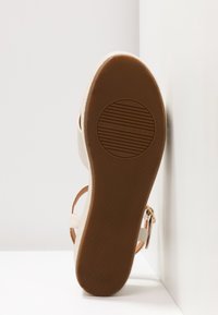 Chie Mihara Sandales à plateforme - white