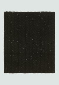 Schwarze gestrickte Decke mit einem strukturierten Chevron-Muster und verstreuten metallischen Akzenten, die einen schimmernden Effekt vor einem dunklen Hintergrund erzeugen.