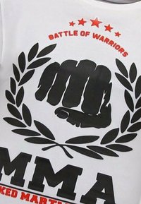 Witte T-shirt met een zwart vuistgrafiek, laurierbladeren en vetgedrukt "MMA"-tekst. Bevat rode sterren en "BATTLE OF WARRIORS" erboven.