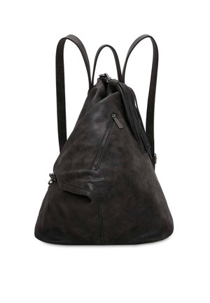 Musta kolmionmuotoinen nahkareppu, jossa on kaksi olkahihnaa, vetoketjullinen sivutasku ja hapsullinen vetoketjun vetolaite valkoisella taustalla.