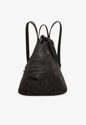 Czarny trójkątny skórzany plecak z dwoma paskami, zamykaną na zamek boczną kieszenią i ozdobnym frędzlem przy suwaku na białym tle.