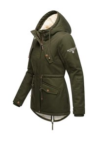 Oliveza zaļa parka jaka ar kapuci, polāra oderējuma, regulējamiem saīsinājumiem, divām priekšējām kabatām un vara krāsas aksesuāriem.