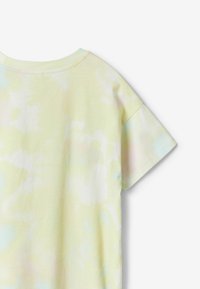 T-shirt à manches courtes, col rond en jaune clair avec motif tie-dye pastel. Matériau en coton doux, coupe décontractée, design d'épaule sans couture.