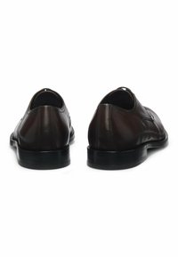 Scarpe eleganti in pelle marrone con una finitura liscia, punta arrotondata e tacco basso. Presentano dettagli di cucitura e un discreto logo impresso di lato.