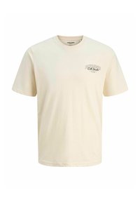 Camiseta de manga corta color crema con pequeño texto "Jack & Jones Coll. Studio" en el lado izquierdo del pecho y cuello redondo.