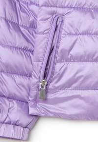Chaqueta de plumas lavanda con textura acolchada, un bolsillo lateral con cremallera y puños elásticos para un ajuste ceñido. Acabado liso y brillante.
