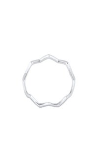 Silvring med vågmönster, med en oktagonal form och en slät, polerad metallyta.