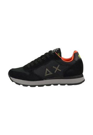 Scarpa da ginnastica nera con suola grigia, fodera interna arancione, lacci neri e disegni geometrici a triangolo e X sul lato.