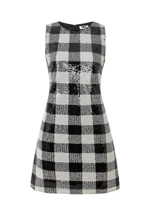 Robe noire et blanche sans manches avec un motif à carreaux en sequins, encolure ronde et fermeture éclair arrière dissimulée. Silhouette trapèze.