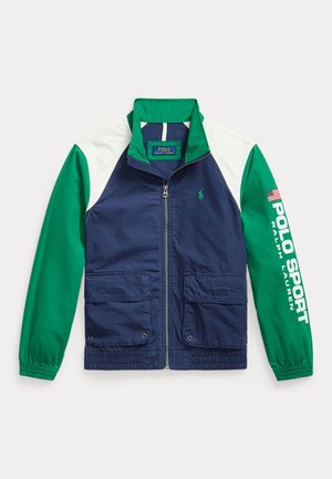 Veste coupe-vent bleu marine et verte avec fermeture éclair et deux poches avant. Présente des inserts blancs aux épaules et le texte "POLO SPORT" sur la manche.